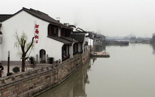 古怪巫师逃离村庄